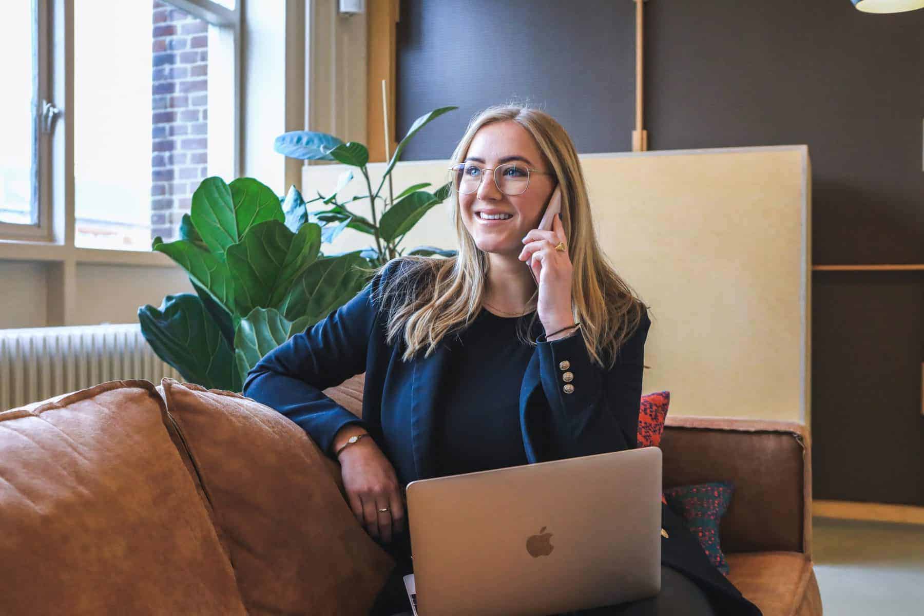 Erfolgreiches Social Recruiting Frau telefoniert und ist digital vernetzt