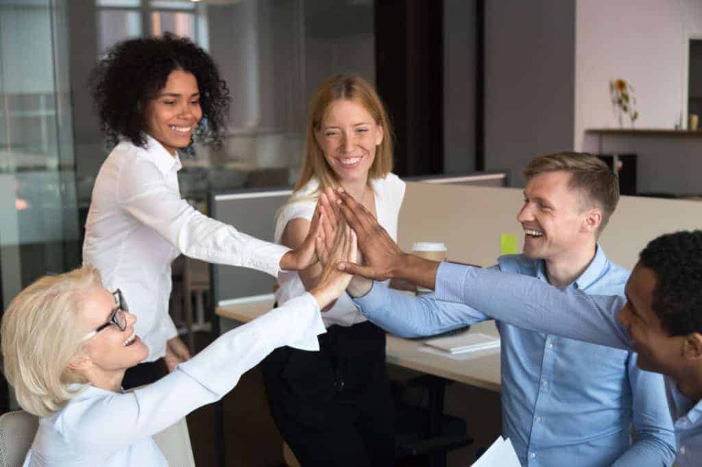 Starke Arbeitgebermarke führt zu glücklicheren Mitarbeitern und stärkt den Zusammenhalt unter den Kollegen