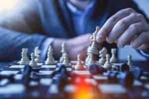 Schachbrett mit Hand eines Spielers als Analogie für Employer Branding Strategien