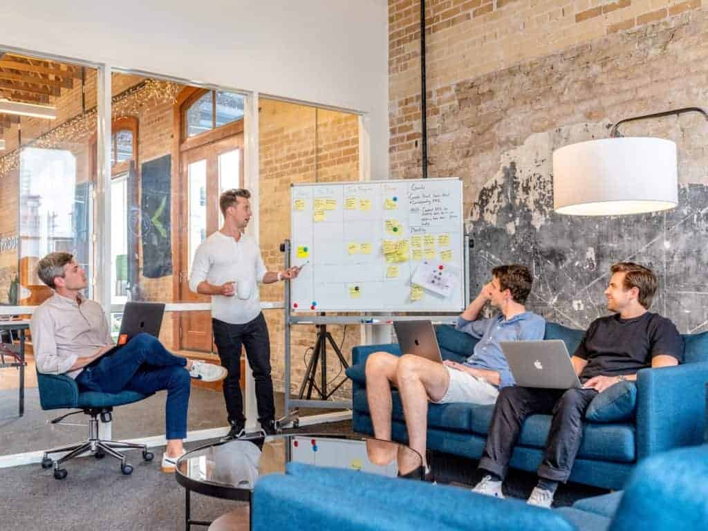HR-Marketing Konzept wird mit 4 Personen am Whiteboard geplant